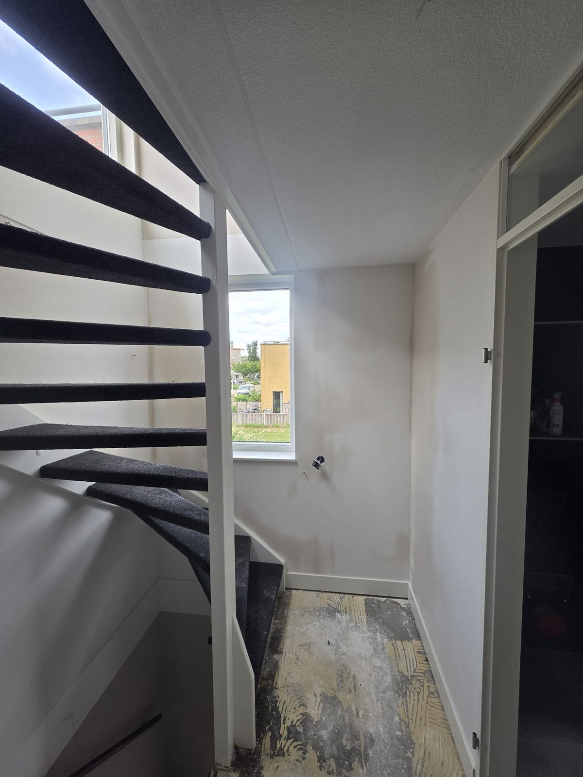 Trapgat met net gestucte, nog drogende wanden